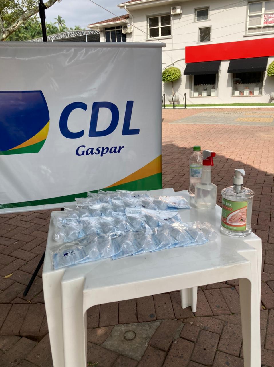 CDL de Gaspar distribui mil kits de máscaras e álcool em gel